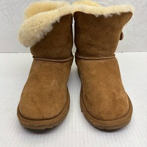 Ugg Bailey Button Boots, SZ 4 big girl, box 21